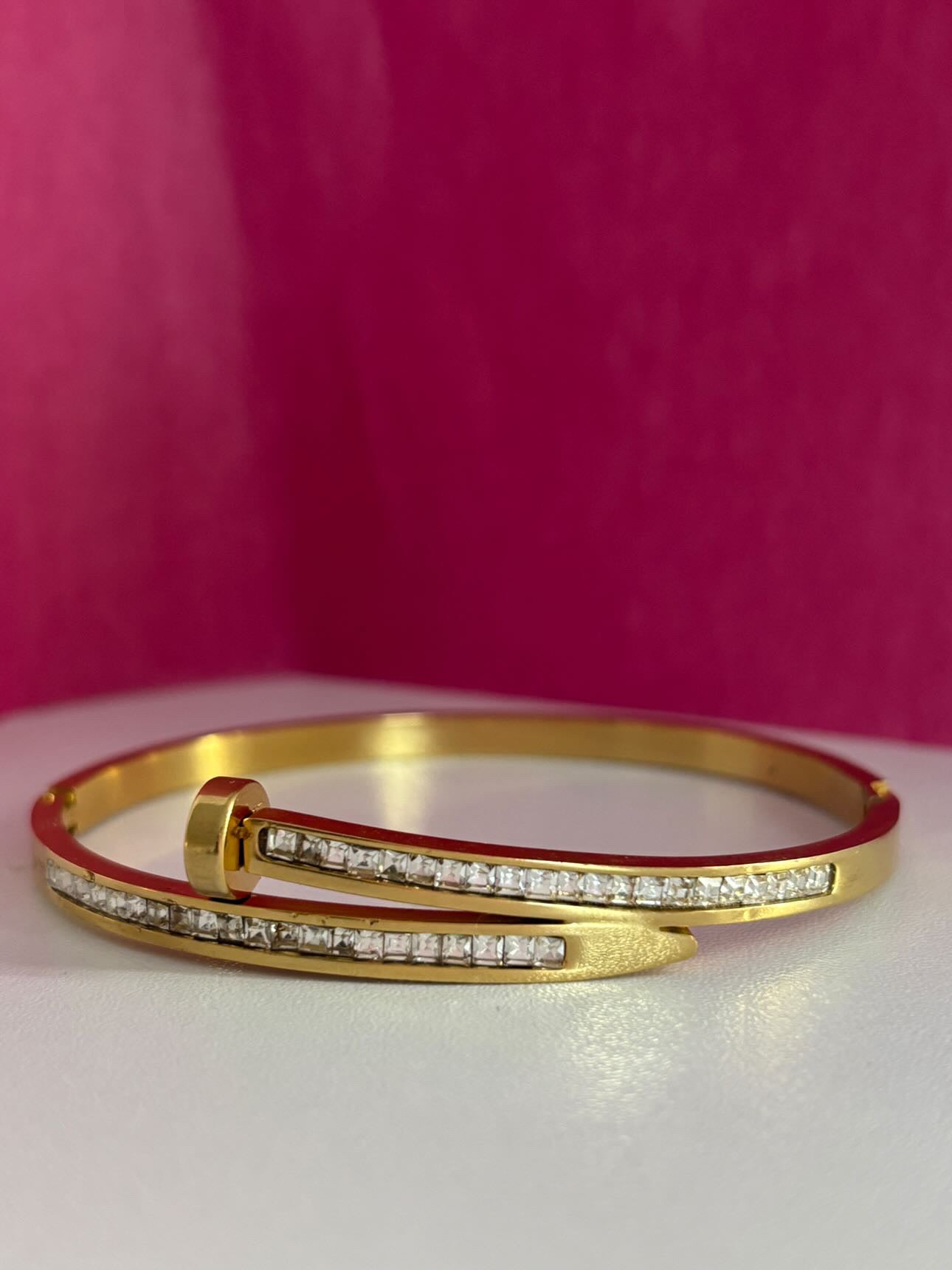 ARIA- Bracelet jonc doré serti de strass- Acier inoxydable