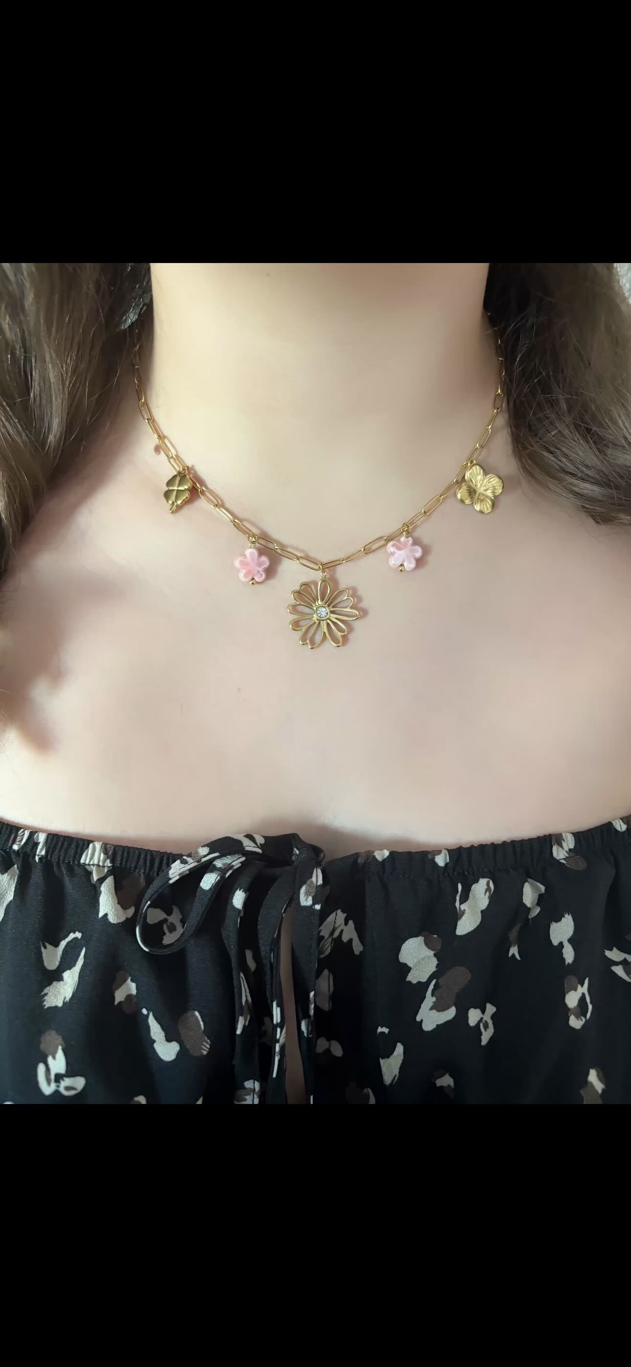 LUNA- collier doré à breloques avec fleur rose et trèfle