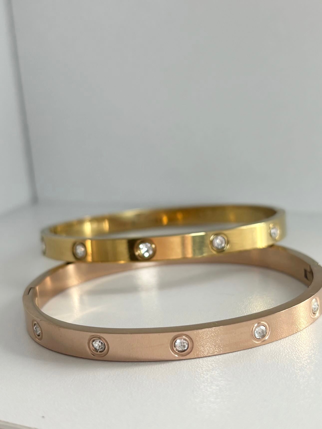 NAYA-Bracelet jonc strass en acier inoxydable en 2 coloris