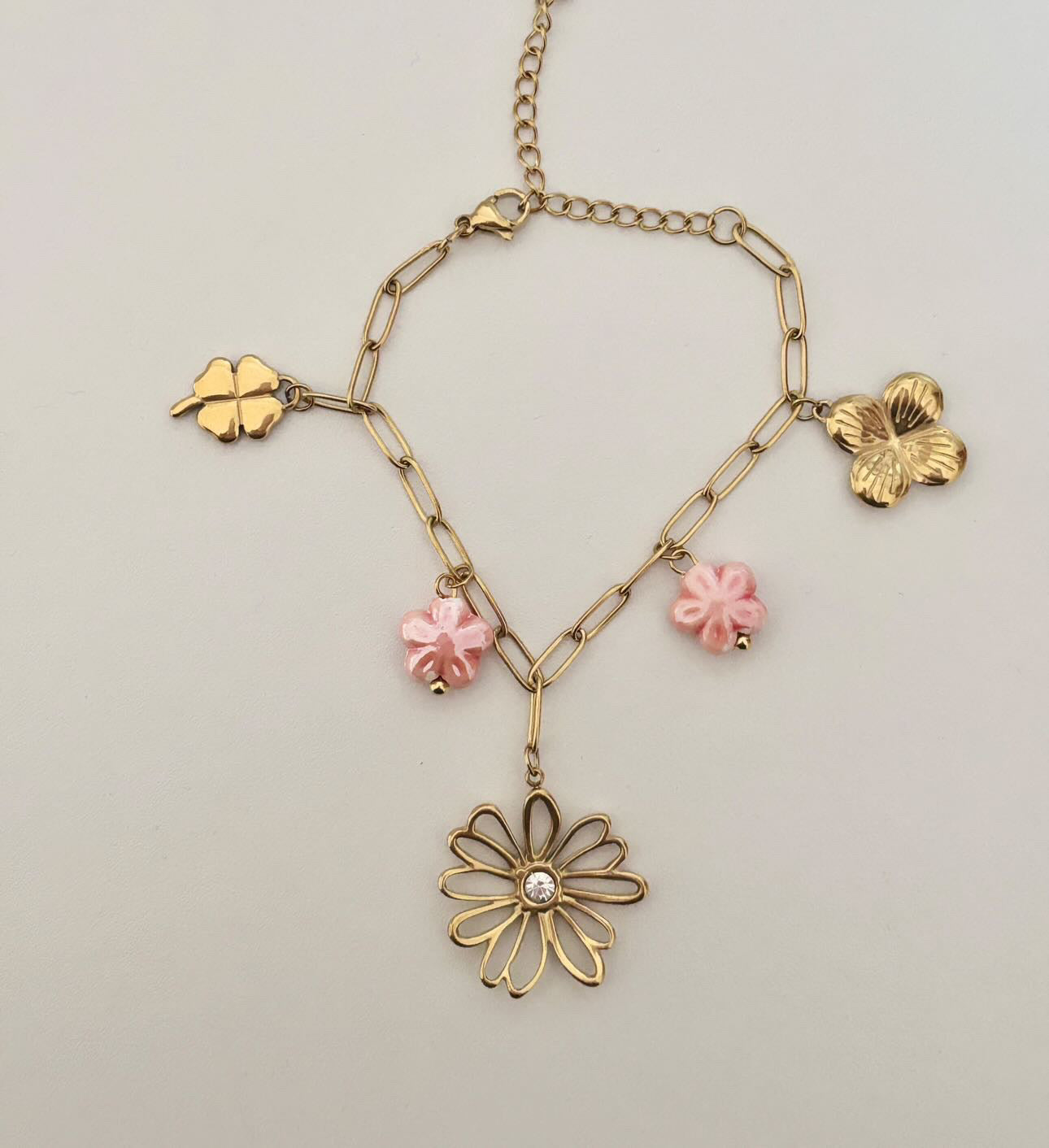 LAURA— Bracelet doré à breloques fleur et trèfle